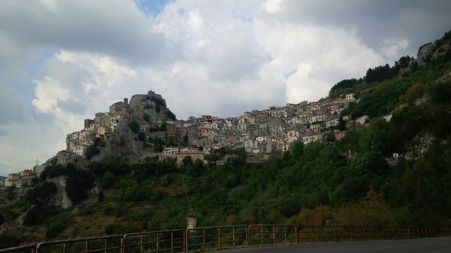 paese arroccato sulla montagna
