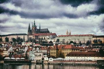 Obraz premium Vue de la cathédrale et du centre historique de Prague