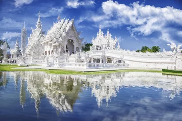 Foto op Canvas Wat Rong Khun de witte tempel en vijver met vissen, in Chiang Rai, Thailand © Radarani