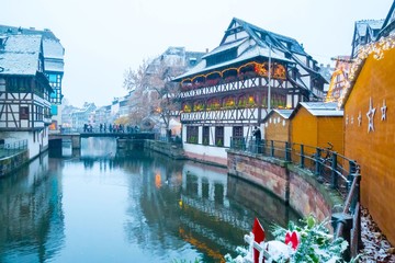 Fototapeta na wymiar Christmas market under the snow in Strasbourg, Alsace, France