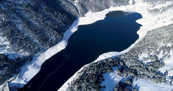 paysage de montagne avec un lac