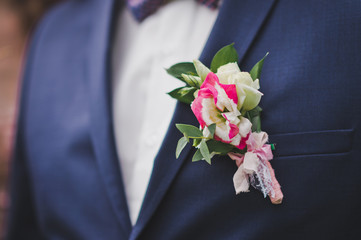 A boutonniere on the lapel of the groom 9654.