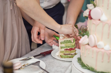 The process of serving guests cake at the wedding 9683.