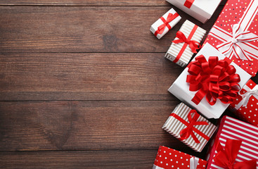 Obraz premium Gift boxes with ribbon on brown wooden table