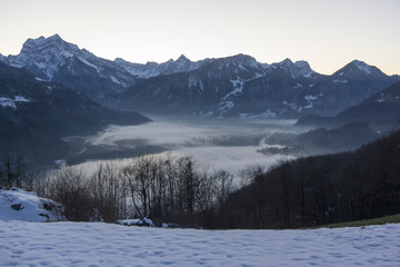 Fototapeta na wymiar Abendstimmung: Nebelschwaden im Tal