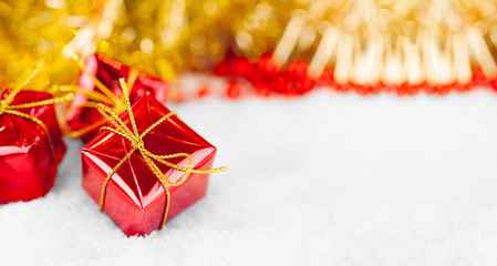 Weihnachten Geschenke mit Schnee und Lametta rot gold