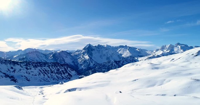 Montagnes couvertes de neige sous un ciel bleu. Ce sont les Alpes en France, parfait pour skier and voyager/faire du tourisme - vue a&eacute;rienne avec un drone - Concept de paysage