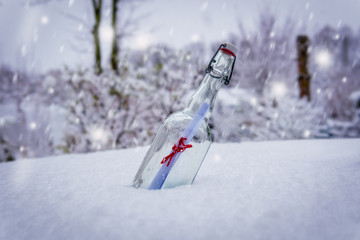 Flaschenpost im Schnee