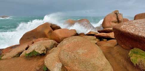 La côte rocheuse par coup de vent à Ploumanach en Bretagne