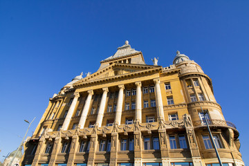 Fototapeta premium Gelber sanierungsbedürftiger Altbau in Budapest 