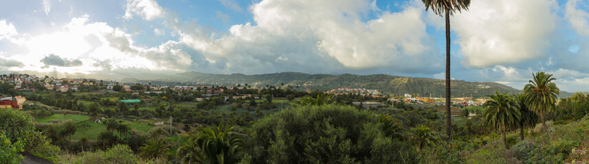 Fototapeta na wymiar Panorama von Gran Canaria mit Landschaft und Häusern