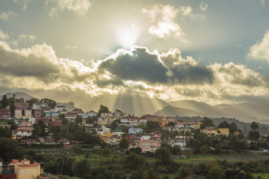 Dorf in Gran Canaria beim Sonnenuntergang