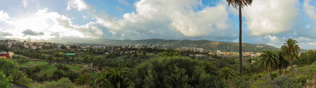 Panorama von Gran Canaria mit Landschaft und Häusern