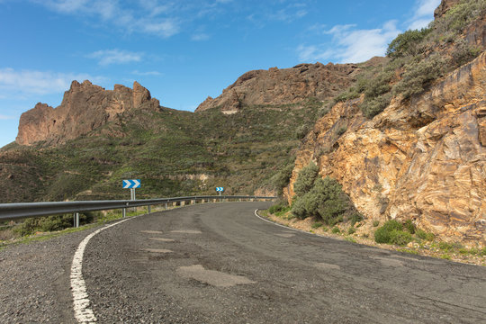 Straße mit Kurve im Gebirge von Gran Canaria