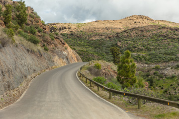 Leere Straße im Gebirge von Tejeda, Spanien