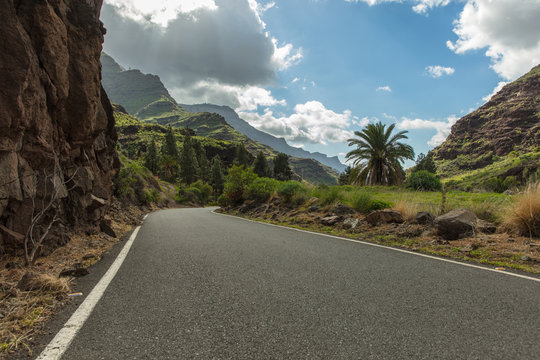 Leere asphaltierte Straße in Gran Canaria
