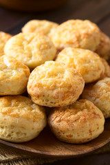 Ungarische Backwaren namens Pogacsa mit Käse, fotografiert mit natürlichem Licht (Selektiver Fokus, Fokus auf die Vorderseite der oberen vorderen Pogacsa) 