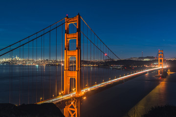 Fototapeta na wymiar Golden Gate Bridge am Abend