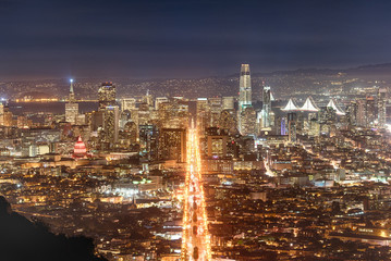 Fototapeta na wymiar Skyline von San Francisco bei Nacht von Twin Peaks