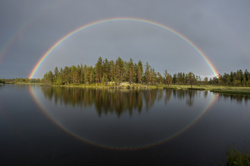 Fototapeta na wymiar Regenbogen komplett mit Spiegelung