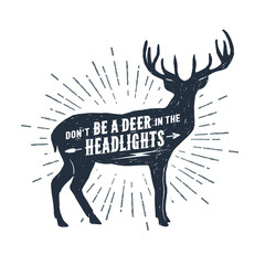 Obraz premium Ręcznie rysowana ilustracja wektorowa z teksturą jelenia i napis „Nie bądź jeleniem w reflektorach”.