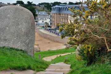 Paysage de Ploumanach en Bretagne sur la côte de granit rose.