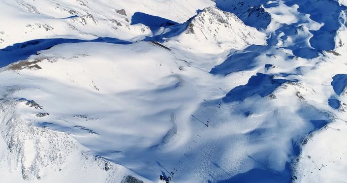 Vue a&eacute;rienne du bas de la piste de ski jusqu'au ciel, une sc&egrave;ne de montagne - hiver neige station ciel bleu snowboard sport pic blanc voyage vacance nature