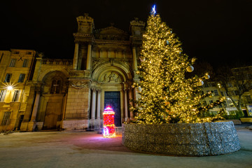 Ancienne église au centre ville d'Aix-en-Provence, France. Arbre de Noël decoré et boite aux lettre pour le Père Noël.