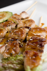 brocheta yakitori de pollo