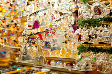 Glasschmuck auf dem Weihnachtsmarkt in Zürich, Schweiz 