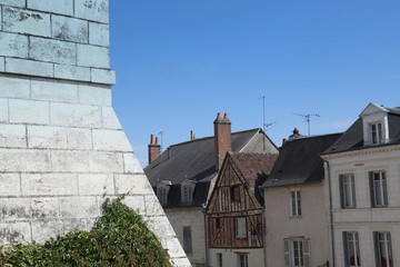 Rue d'Amboise face à la Tour du château.