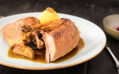 Im Ofen gebratene Ente mit Kartoffelknödel und Soße für Weinachten