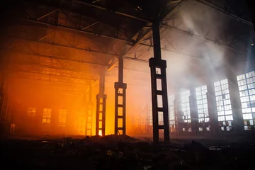 Selbstklebende Fototapete Industriegebäude Feuer in der Fabrik. Durch Feuer verbranntes Industriegebäude