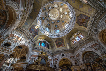 Fototapeta na wymiar Decorated baroque interior of church of San Lorenzo, designed and built by Guarino Guarini, Turin, Italy