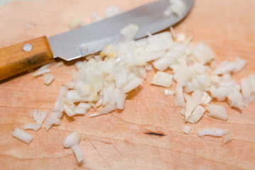 To cut onions. Cut onions on dolg.