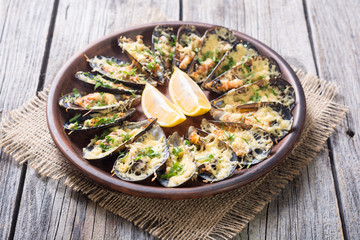 Mussels baked with cheese