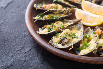 Mussels baked with cheese