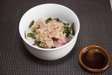 ネギトロ丼　ランチ　昼食　イメージ