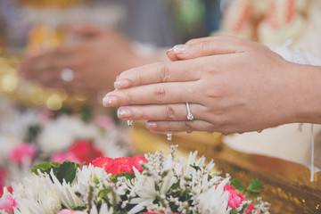 Obraz na płótnie Canvas Hands of beautiful bride Pay respect in wedding days