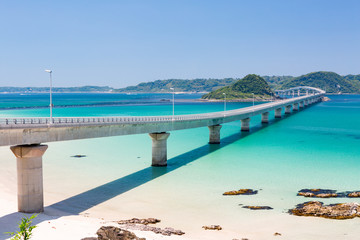 角島大橋 -エメラルドグリーンの海にかかる橋・山口県の絶景スポット-