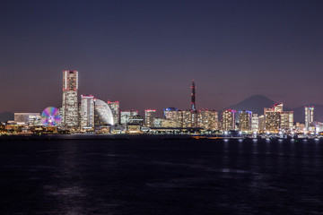 Obraz premium 横浜市鶴見区大黒町からみなとみらいと富士山の夜景