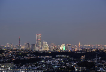 Fototapeta na wymiar 横浜市港南区の高台から横浜みなとみらいと東京タワースカイツリーの夜景