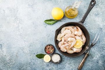 Raw shrimps with lemon