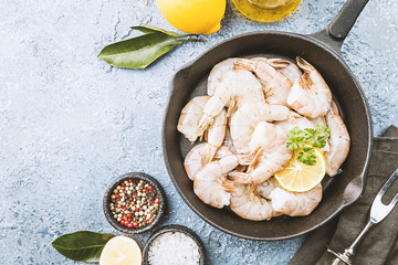 Raw shrimps with lemon