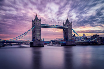 Fototapeta na wymiar Die Tower Bridge in London nach Sonnenuntergang 