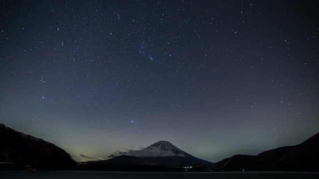 本栖湖から富士山と冬の星空Timelapse