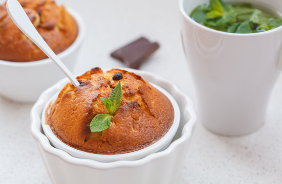 Chocolate capkake with mint tea