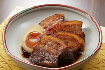 箸でほぐれるほど柔らかい豚の角煮