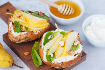 Sandwiches with cottage cheese, honey, pear and nuts.
