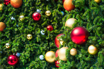 Obraz na płótnie Canvas Christmas tree with red and golden balls ornament